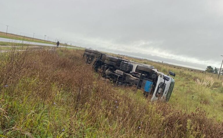 Un camión volcó cerca del paraje “El Cuco”: el conductor resultó ileso