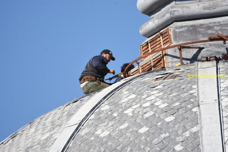 Se efectúan arreglos en la cúpula de la iglesia parroquial