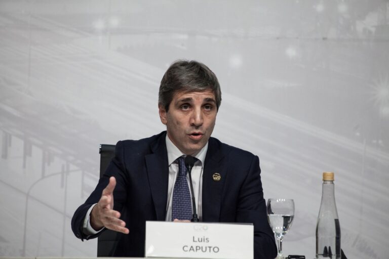 Luis Caputo anunció que el lunes se termina el cepo cambiario: el dólar oficial flotará entre $1.000 y $1.400