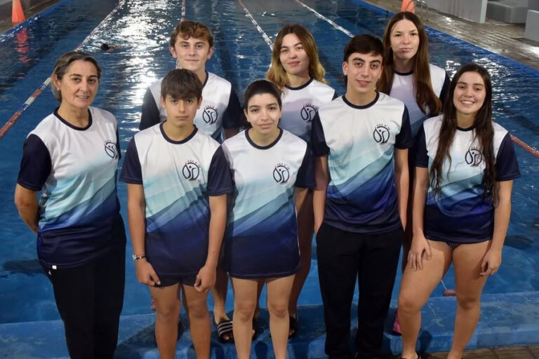 Listo para competir, el grupo avanzado de natación
