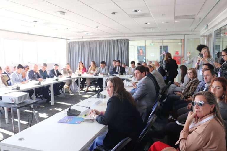 𝗔𝗬𝗔𝗖𝗨𝗖𝗛𝗢 𝗣𝗔𝗥𝗧𝗜𝗖𝗜𝗣𝗢́ 𝗗𝗘𝗟 𝗖𝗢𝗡𝗦𝗘𝗝𝗢 𝗗𝗘 𝗠𝗘𝗥𝗖𝗢𝗖𝗜𝗨𝗗𝗔𝗗𝗘𝗦