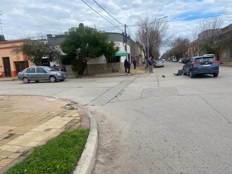 Colisión vehicular en A del Valle y Mitre