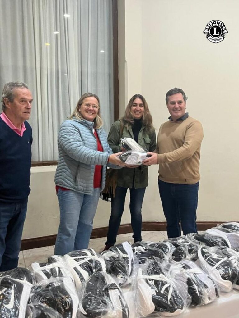 El Club de Leones entregó 60 pares de zapatillas al Centro Complementario N° 801