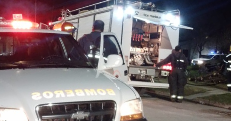 El llamado de bomberos: Incendio de un auto en ruta 50