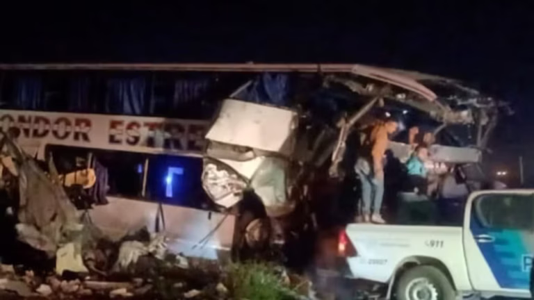 Violento choque frontal entre un micro y un camión en San Miguel del Monte: al menos 4 muertos y varios heridos