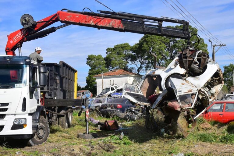 Se inició el proceso de compactación de motos y automóviles
