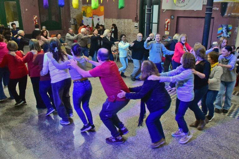 𝗖𝗘𝗟𝗘𝗕𝗥𝗔𝗥 𝗗𝗔𝗡𝗭𝗔 𝗩𝗢𝗟𝗩𝗜𝗢́ 𝗔 𝗘𝗡𝗖𝗢𝗡𝗧𝗥𝗔𝗥𝗦𝗘 𝗘𝗡 𝗟𝗔 𝗨𝗦𝗜𝗡𝗔