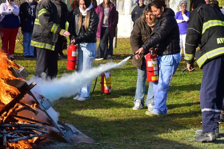 Bomberos Voluntarios realizó una capacitación para personal del Hogar