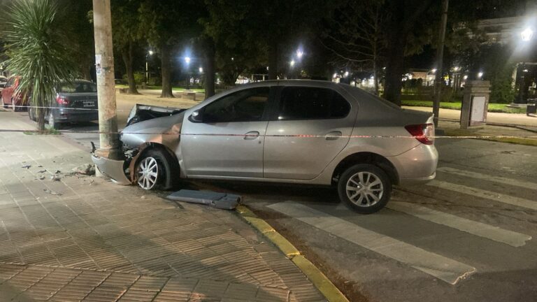Auto termina impactando contra una columna en pleno centro