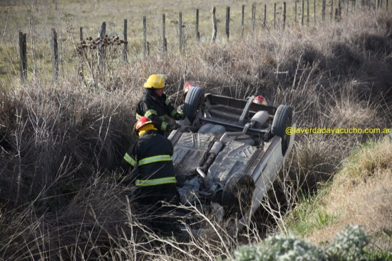 Llamado de bomberos: Automóvil se despista y cae a una zanja