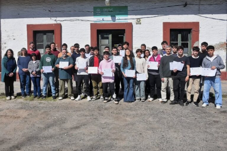 Jóvenes reciben certificaciones de estudio