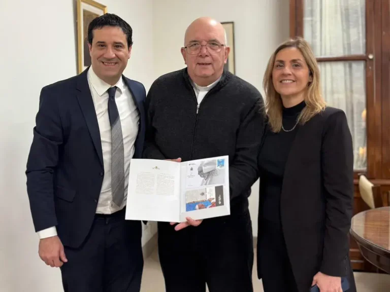 Abad entregó al Obispo de Mar del Plata el sello postal en homenaje al Papa Francisco