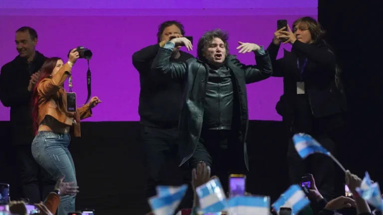 Javier Milei cerró la campaña con una defensa de Karina y un llamado a votar: «Estamos en empate técnico»