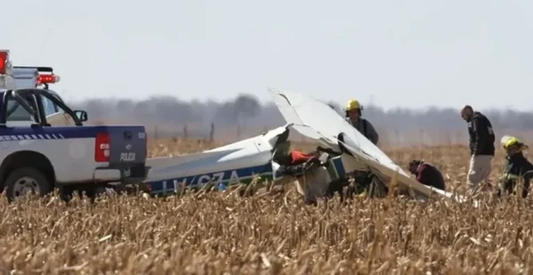 Tragedia en Córdoba: se estrelló una avioneta durante un festival de acrobacias y murieron sus dos tripulantes