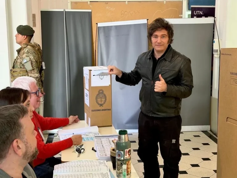 Elecciones 2025: quién ganó en las mesas donde votaron Javier Milei y Axel Kicillof