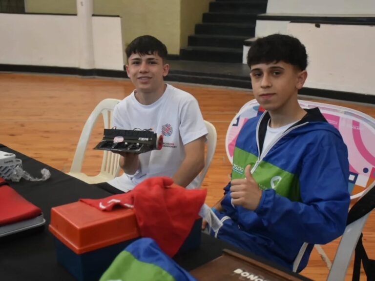 JJBB: Ayacucho, medalla de Plata en Robótica