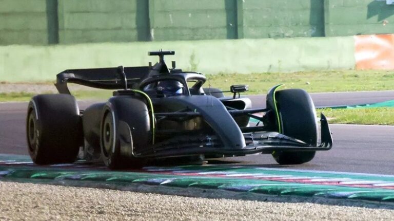 F1: Pérez completó casi mil kilómetros de test con Cadillac y bajó un récord