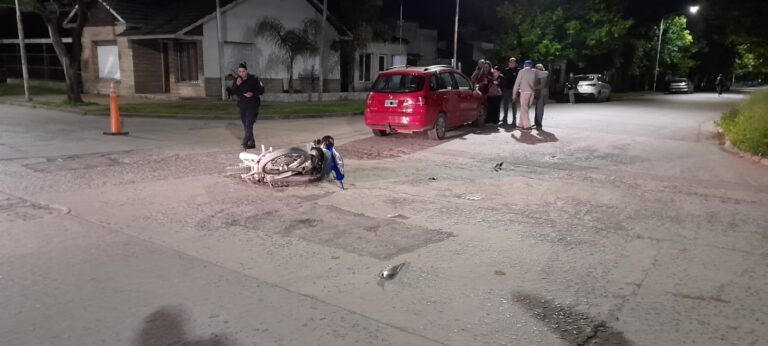 Colón y Poderoso: Accidente entre un auto y una moto