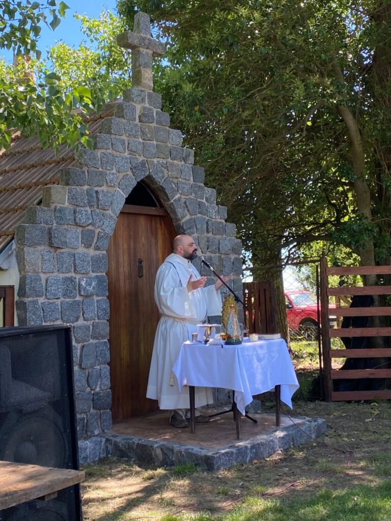 Fair: inauguran la capilla Virgen Gaucha de Luján.