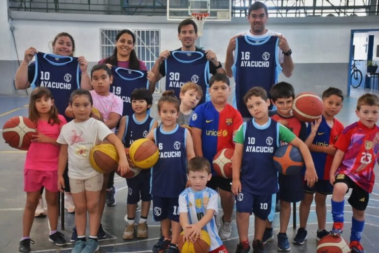 Entrega de indumentaria deportiva para los chicos del CEF N°32