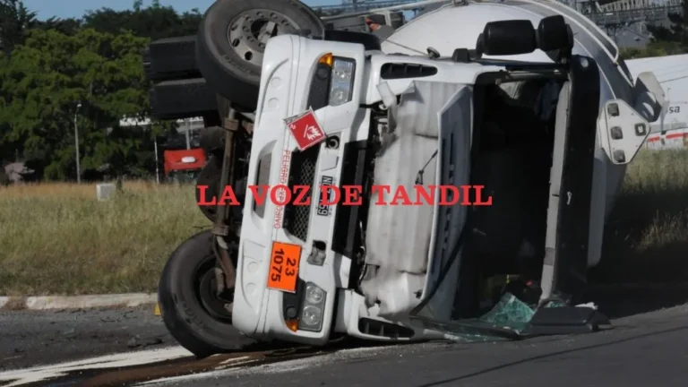 El tránsito permaneció cortado en Ruta 74 por vuelco de un camión de gas butano