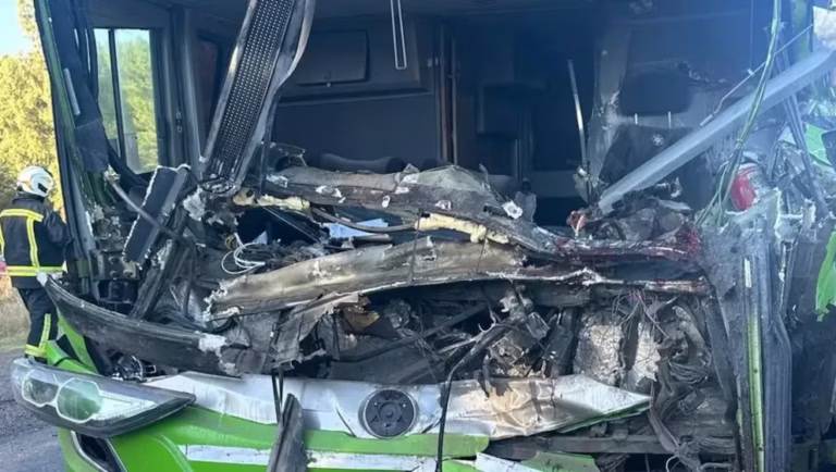 Tragedia en la Ruta 22: murió el chofer de un colectivo de Via Tac, tras chocar contra un camión