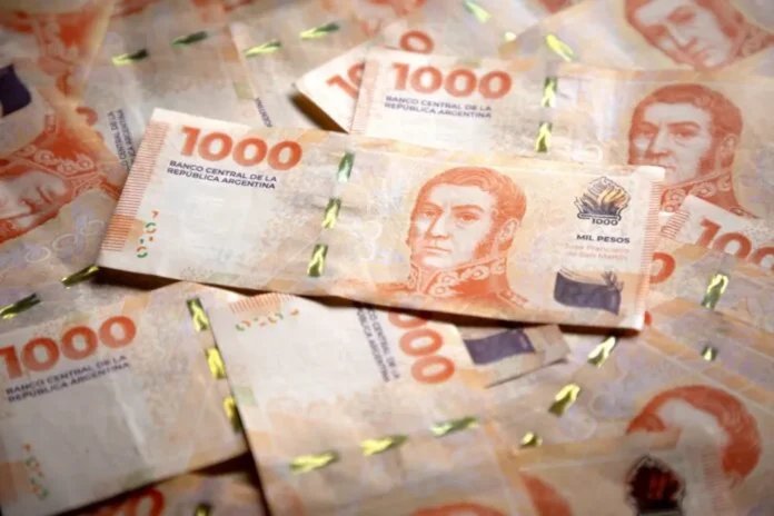 una-serie-billetes-mil-pesos-argentinos-xinhua