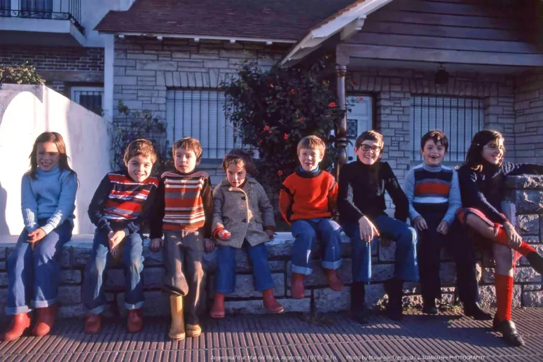 Un chalet marplatense y ocho chicos: la historia de la foto reconstruida después de casi medio siglo