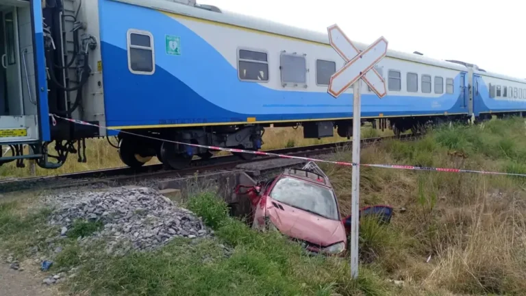 Mar del Plata: un tren arrolló a un auto en la Ruta 2 y dejó tres personas heridas