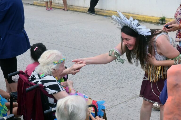 Carnaval, colorido y alegría en el Hogar