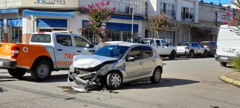 Fuerte colisión entre una camioneta y un auto