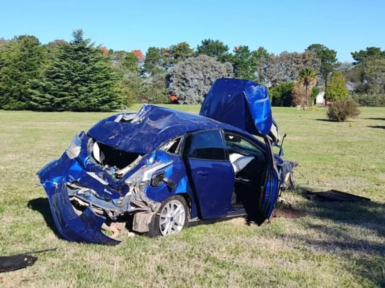 Balcarce: se despistó en la Ruta 226 y terminó volcando en el interior del cementerio privado