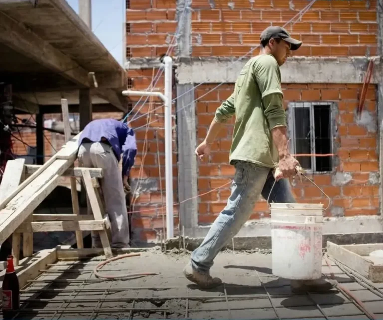 Tener trabajo no alcanza: la informalidad supera el 43% y empuja a la pobreza