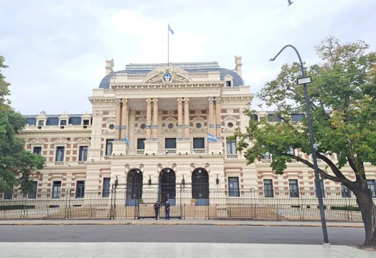 Cómo quedaron los sueldos de estatales y docentes tras el acuerdo paritario con la Provincia