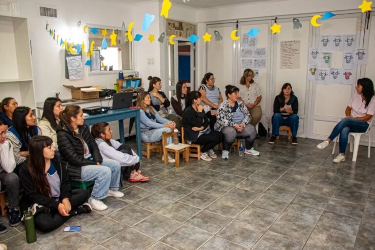 Capacitación sobre neurodesarrollo para personal de los Jardines Maternales