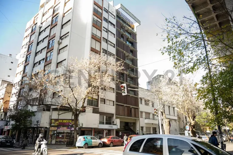 Manuel Adorni puso en venta su departamento del centro de La Plata