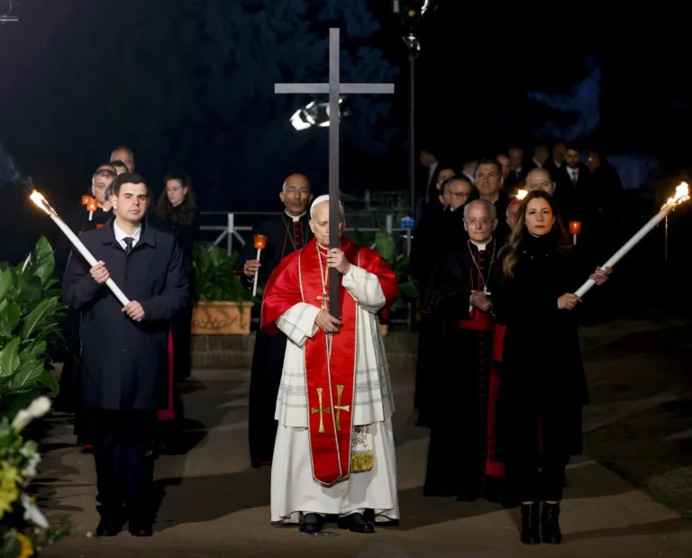 León XIV cargó la cruz en su primer Viernes Santo como Papa