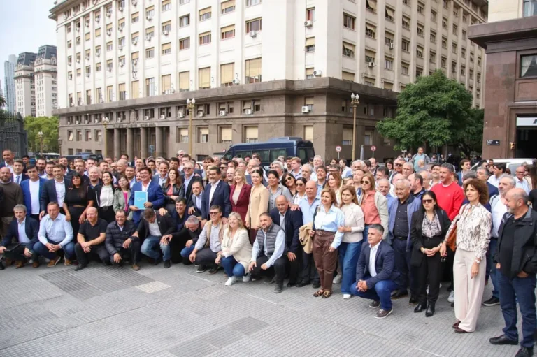 Cordonnier e Intendentes radicales se sumaron a la marcha contra Caputo por fondos y obras