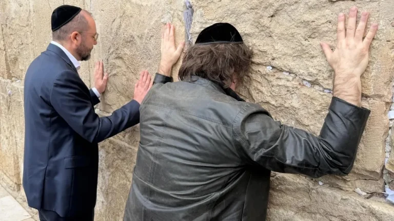Milei en Israel: llegó a Tel Aviv y oró en el Muro de los Lamentos de Jerusalén