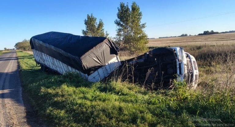Un camión volcó la madrugada del jueves sobre la Ruta 30-50, a pocos kilómetros de Rauch