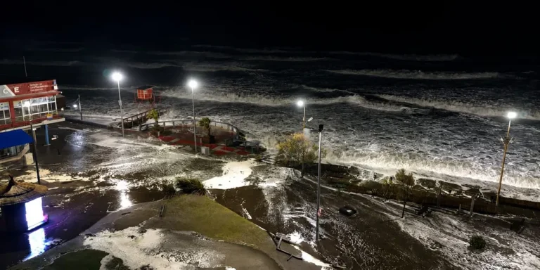 El paso de un ciclón extratropical por la Costa Atlántica provocó olas de siete metros, destrozos e inundaciones