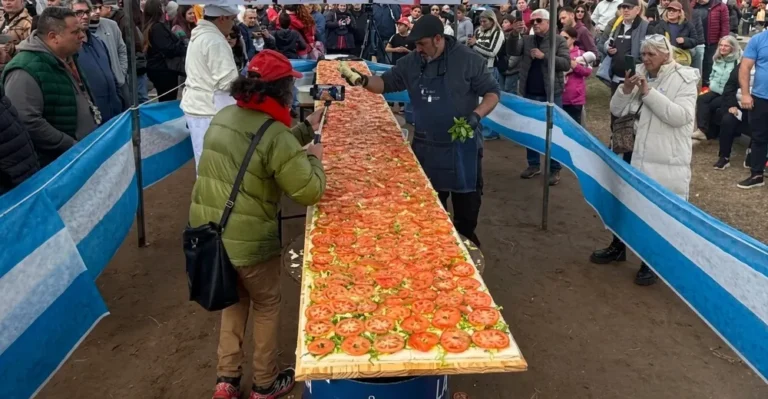 Villa Gesell hizo el sandwich de miga más grande del mundo: ¡6 metros de largo!