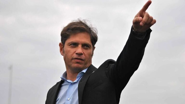 Kicillof llamó en Santa Fe a «prepararnos para una elección histórica que definirá el futuro de Argentina»