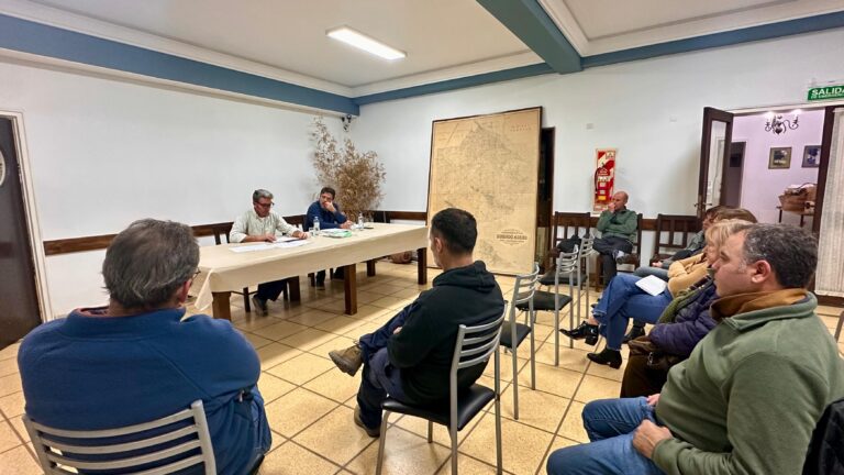 La falta de transporte escolar rural fue el principal reclamo en una reunión de la Sociedad Rural de Ayacucho
