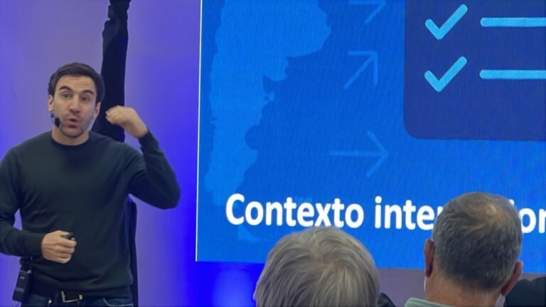 Santiago Bulat disertó en la Rural » Soy optimista por el futuro del país»