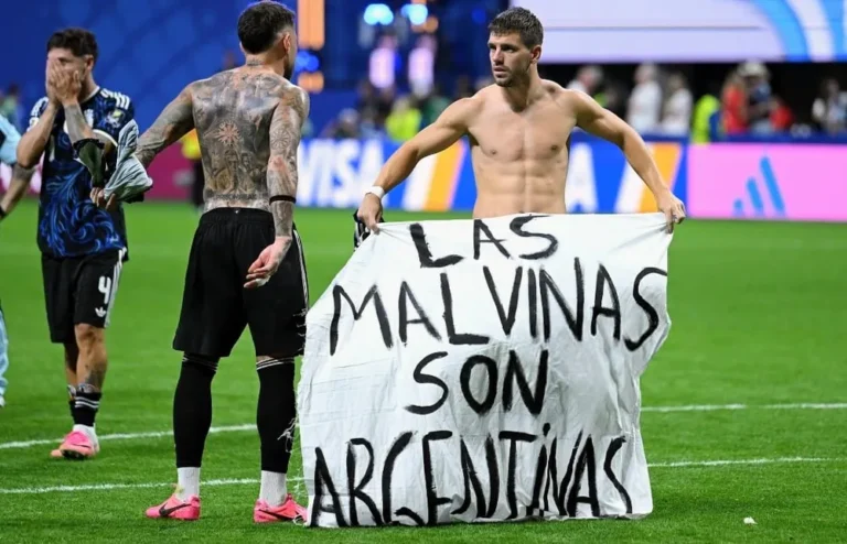 La bandera que mostraron los jugadores tras el triunfo ante Inglaterra: «Las Malvinas son argentinas»