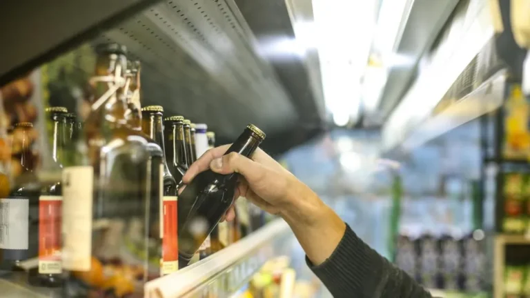 Provincia: LLA impulsa cambios en la ley que regula la venta de alcohol