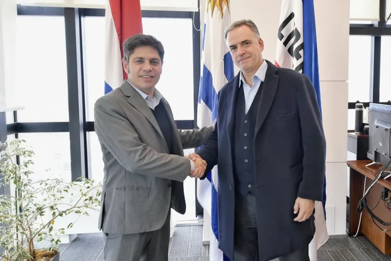 Axel Kicillof refuerza su armado político y se reunió con el presidente de Uruguay