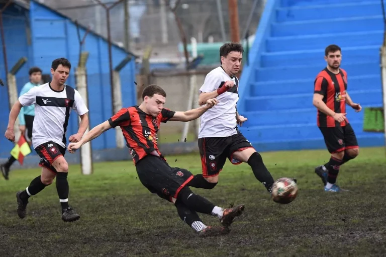 Fútbol de la URD: El DEFE gana y sigue; derrota rojinegra y empate de Estrada en Tandil